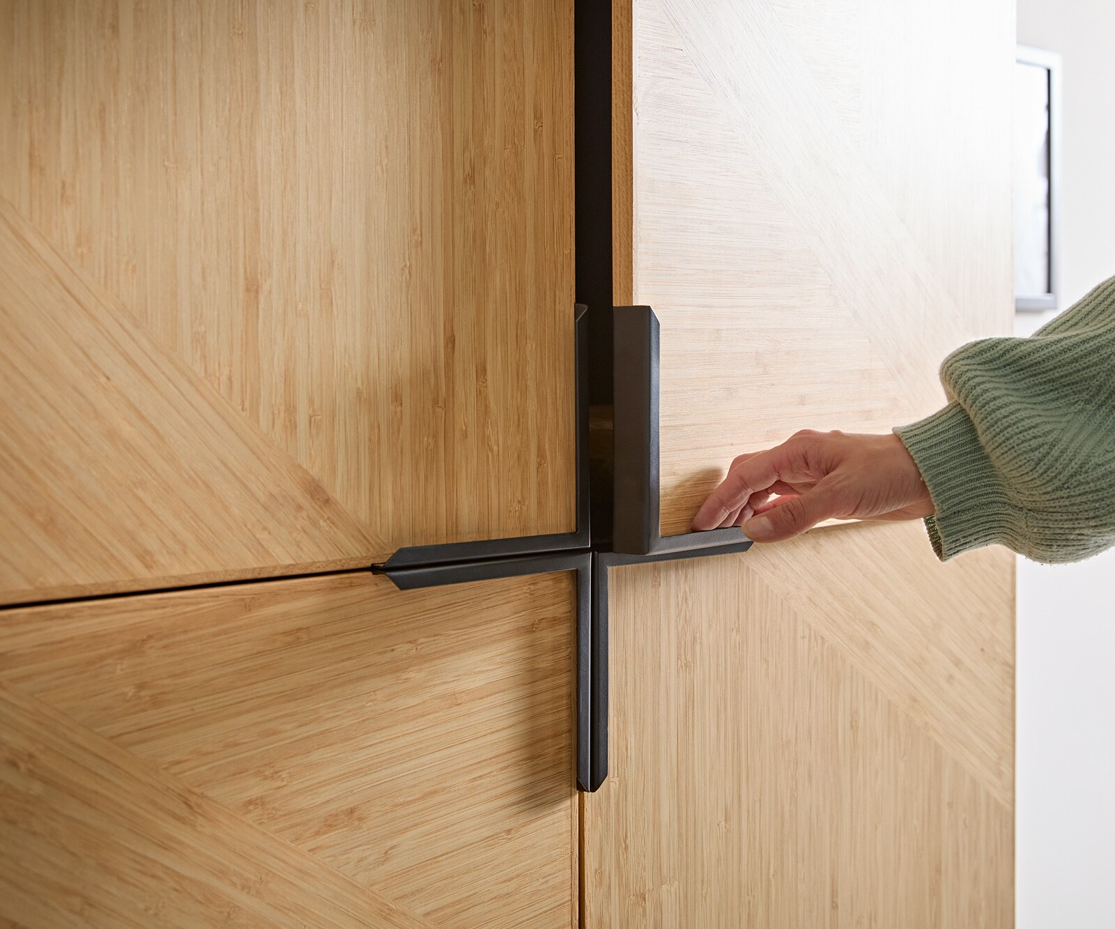 Buffet-haut Mikkusu 90x150 cm bambou naturel manguier noir 4 portes métal noir 3