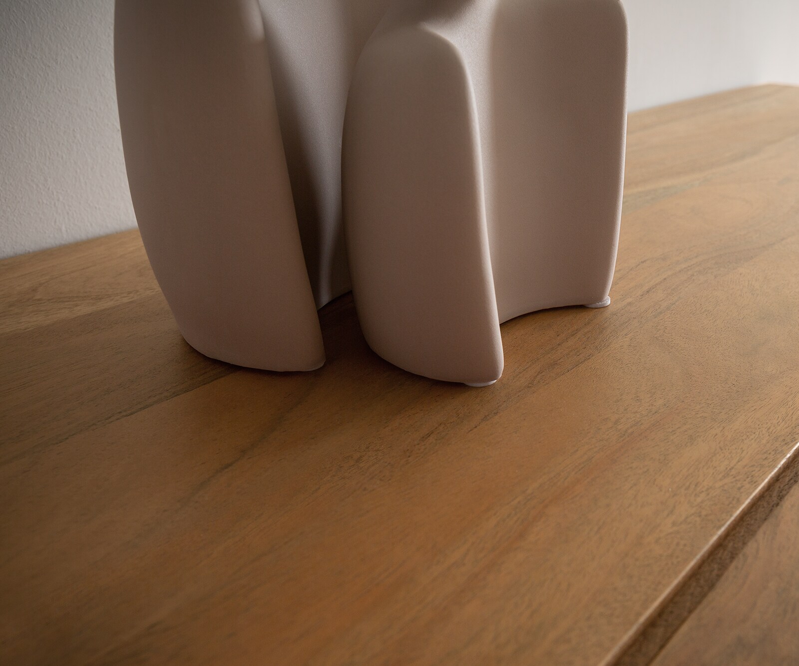 Buffet-haut Kayu 115x150 cm acacia naturel 2 portes vitrées pied en V 3