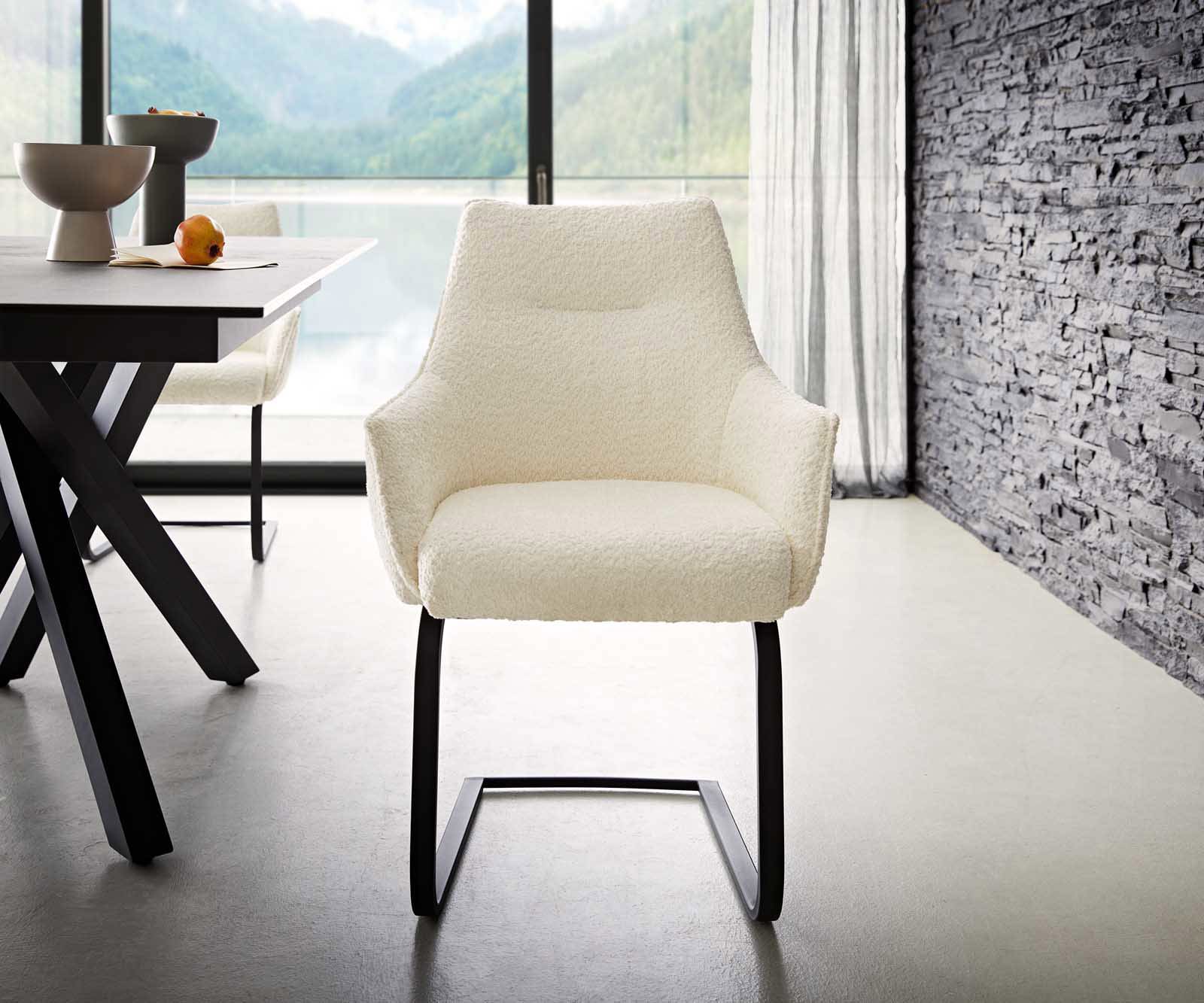 Cantilever Alja-Flex avec accoudoirs bouclé blanc pied cantilever plat noir ressorts ensachés 1 Cantilever Alja-Flex avec accoudoirs bouclé blanc pied cantilever plat noir ressorts ensachés 1