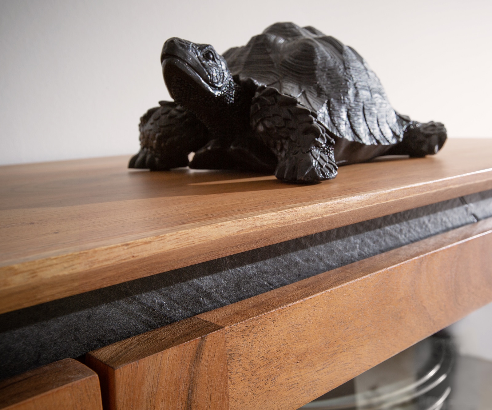 Vitrine Stonegrace 115x150 acacia nature 2 portes 4 tiroirs placage en pierre pieds en V 3 Vitrine Stonegrace 115x150 acacia nature 2 portes 4 tiroirs placage en pierre pieds en V 3