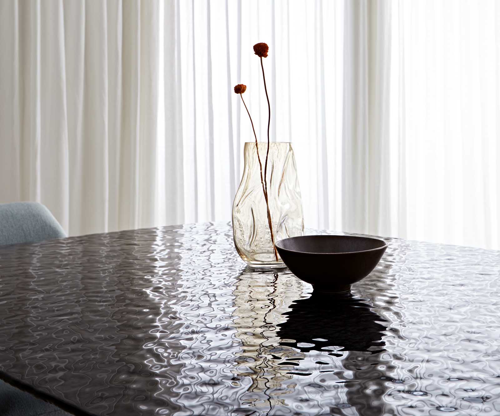 Table à manger Edge en forme de bateau 240x120 verre fondu noir fumé relief en 3D cadre en V acier plat noir 8