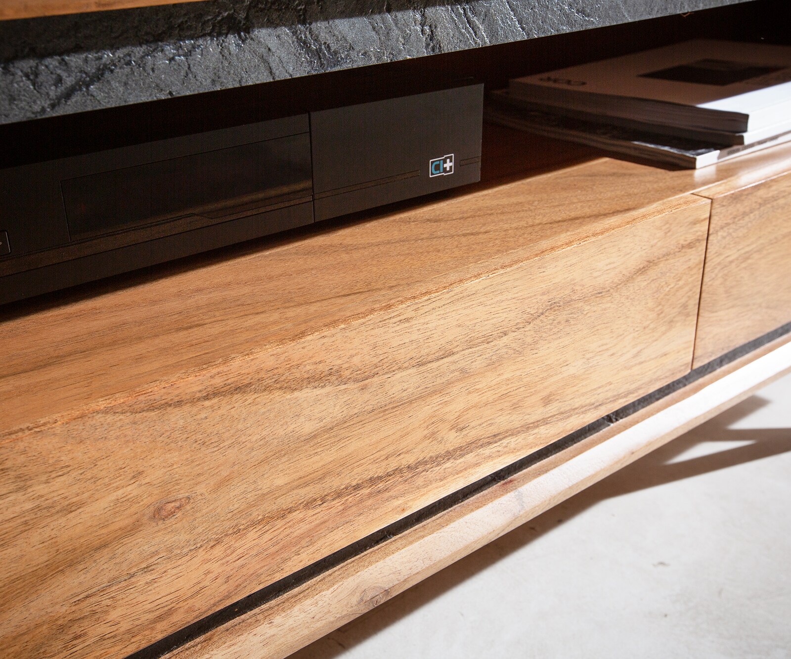 Buffet bas Stonegrace 240 cm acacia nature 2 portes 1 compartiment 2 tiroirs placage en pierre pieds en V 5