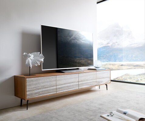 Meuble TV Kleo 200 cm acacia naturel 4 portes pieds angulaires métal noir